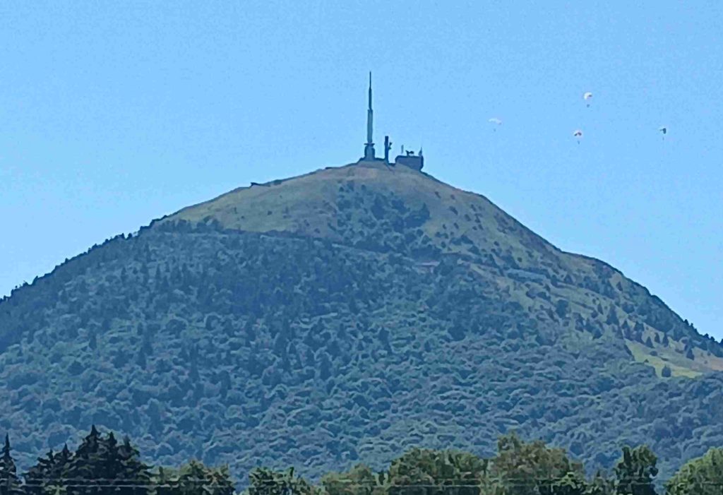 le Puy-de-Dôme, à quelques kilomètres de Clermont-Ferrand