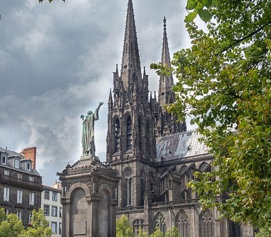 le centre-ville de Clermont-Ferrand avec la cathédrale